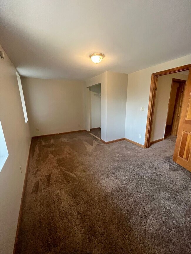 Building Photo - AVAILABLE SEPTEMBER - 2 BED 1 BATH Apt!