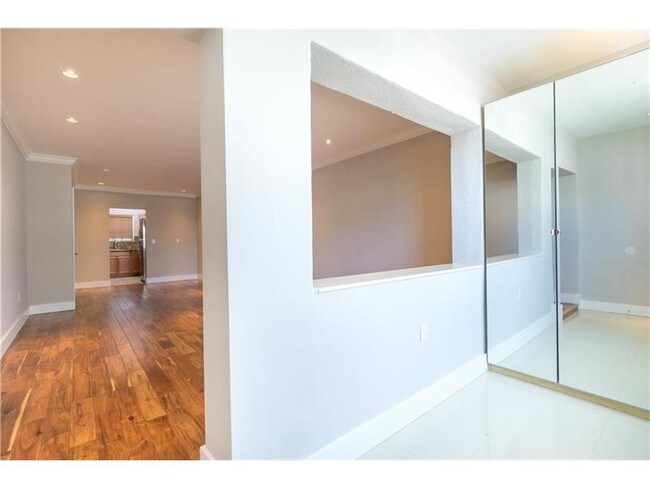 Building Photo - 2850 Pine Tree Dr
