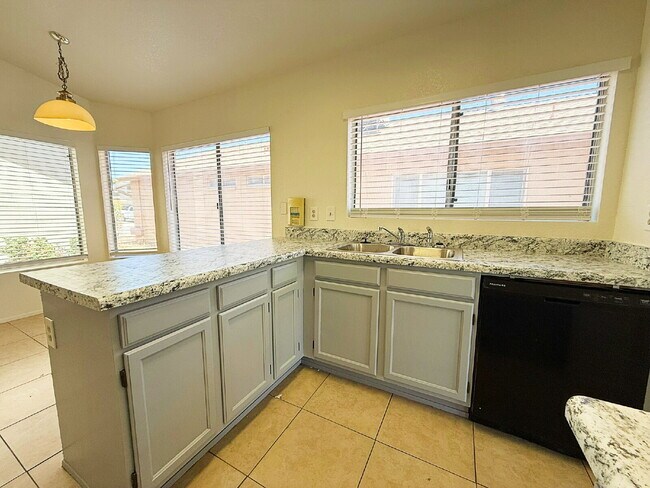Building Photo - Golf Course Backyard! Updated 3-Bed Home i...