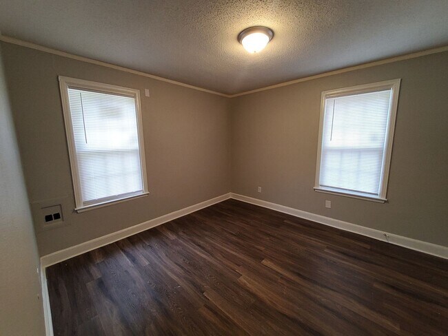 Building Photo - Introducing our fully renovated 2BR/1BA ho...
