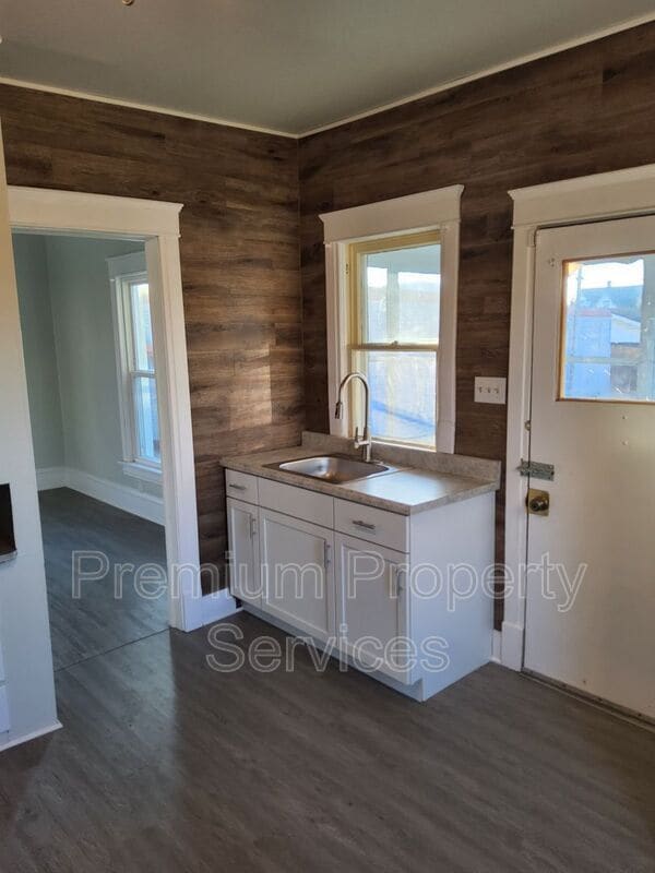 Building Photo - 502 Blackhawk Blvd
