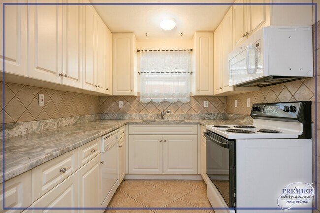 Building Photo - ***BIKE TO THE BEACH***NAPLES PARK**2BED/1...