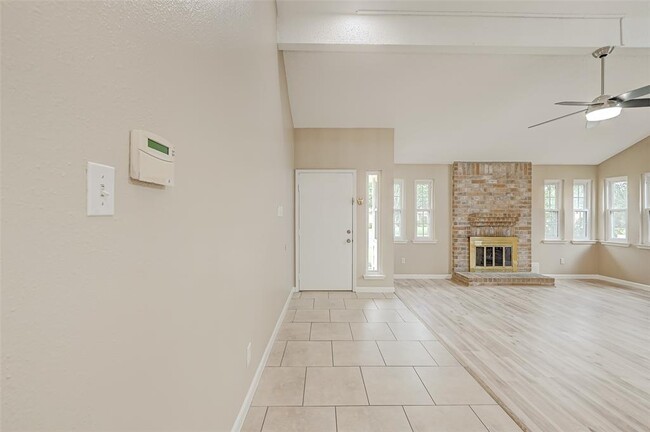 Building Photo - 2302 Brook View Ln