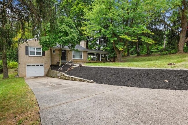 Foto del edificio - Remodeled Home on Large Corner Lot in Uppe...