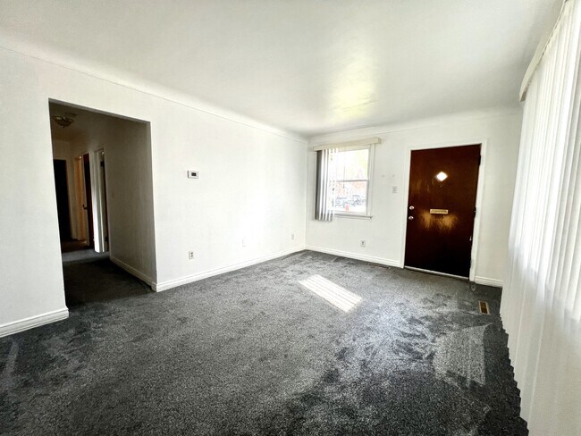 Large Living Room - 21716 Alger St