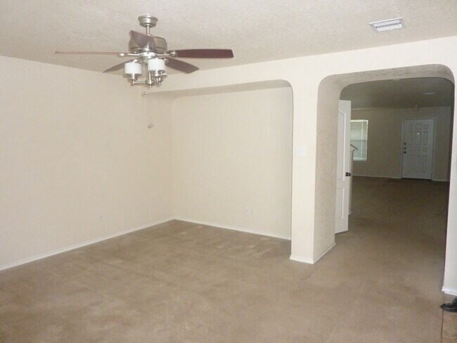 Building Photo - Move in ready