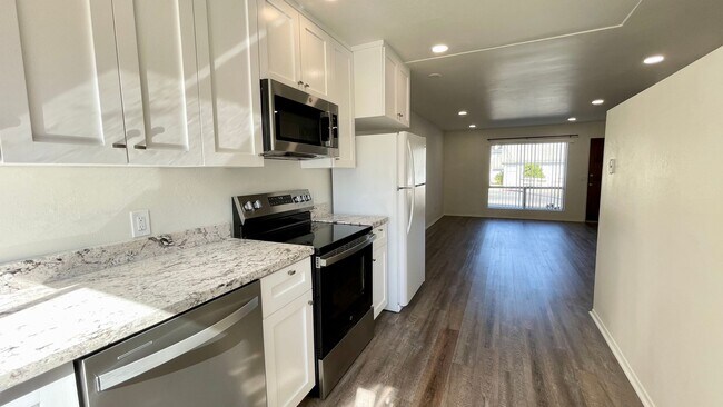 Foto del edificio - 2 Bedroom 2-1/2 Bathroom Townhouse w/ A/C by Sierra Vista Hospital and Near Cal Poly Campus
