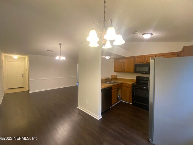 Building Photo - 3239 Meadowlea Cir N