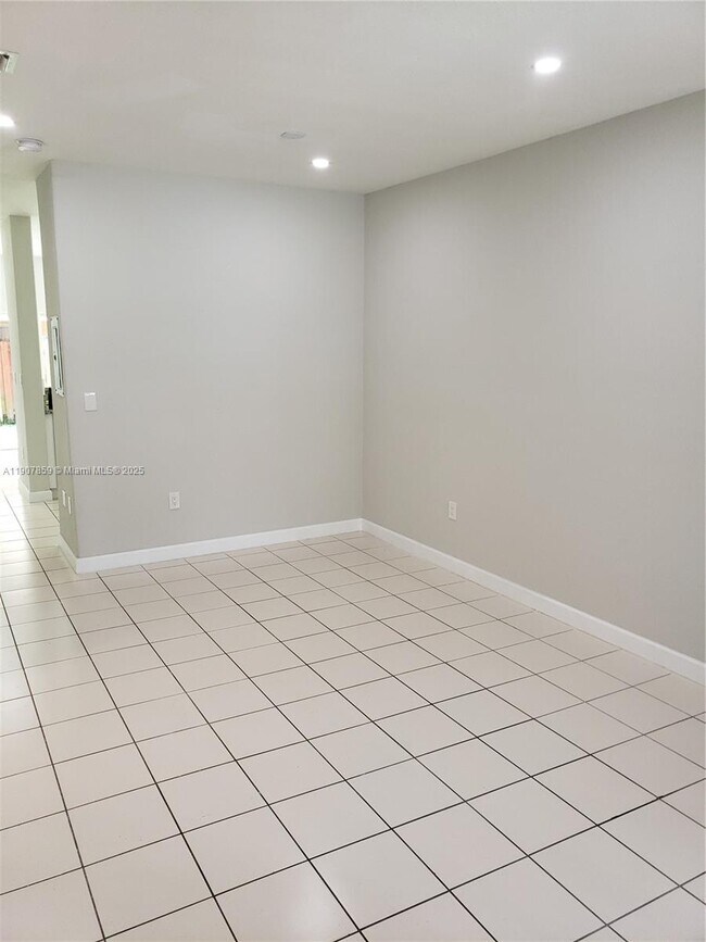 Foto del edificio - 1666 SE 27th Ct