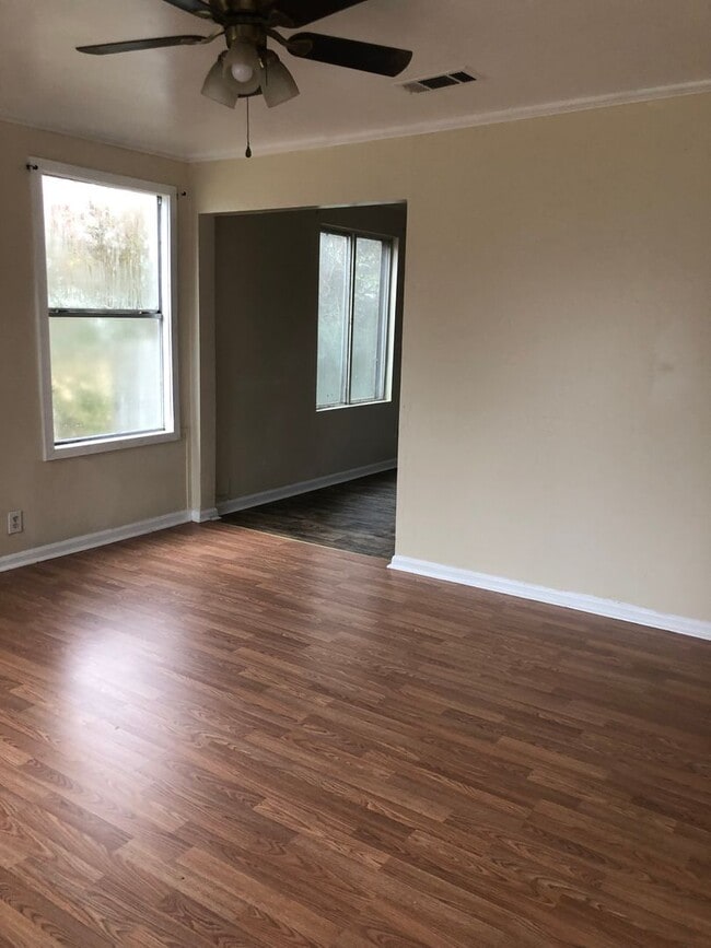 Building Photo - 3 bedroom 1.5 Bathroom