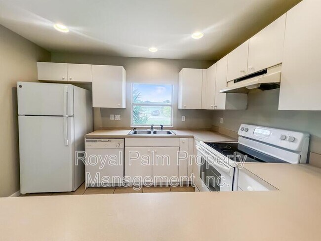 Building Photo - 4795 Golfview Blvd