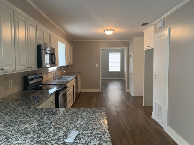 Building Photo - 2/2 with fenced yard and 2 living areas
