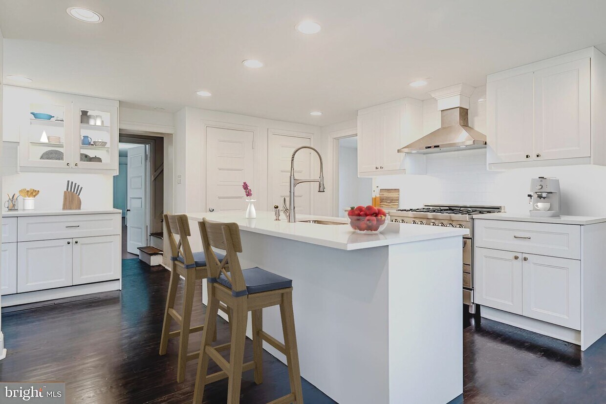 Foto principal - 6 Bed / 4.5 Bath - Historic Estate Home - ...
