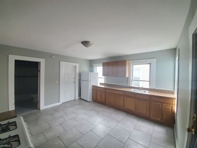 Building Photo - 2 br, 1 bath Apartment - 212 Exchange St 2