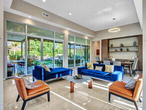 Building Photo - 6031 E Paradise Dr