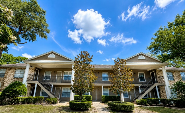 Second floor, 2/2 unit with wooded view near UCF - Second floor, 2/2 unit with wooded view near UCF House