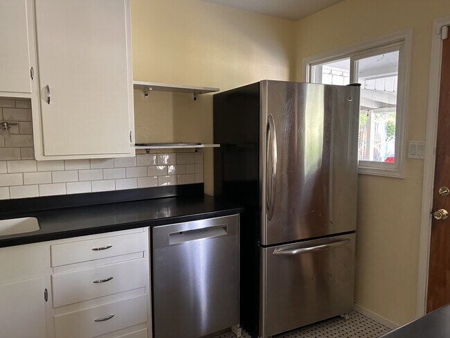 Building Photo - 1705 Elmcrest Dr
