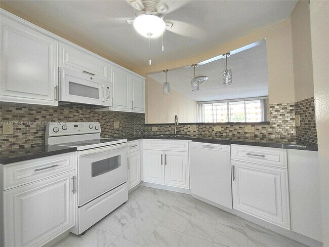 Foto del edificio - 1770 NE 191st St