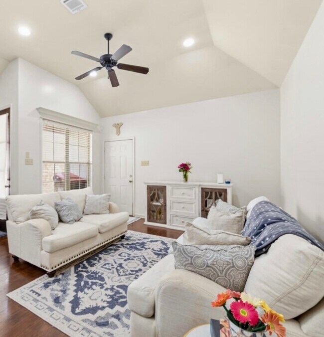 Foto del edificio - 343 Chimney Rock Blvd