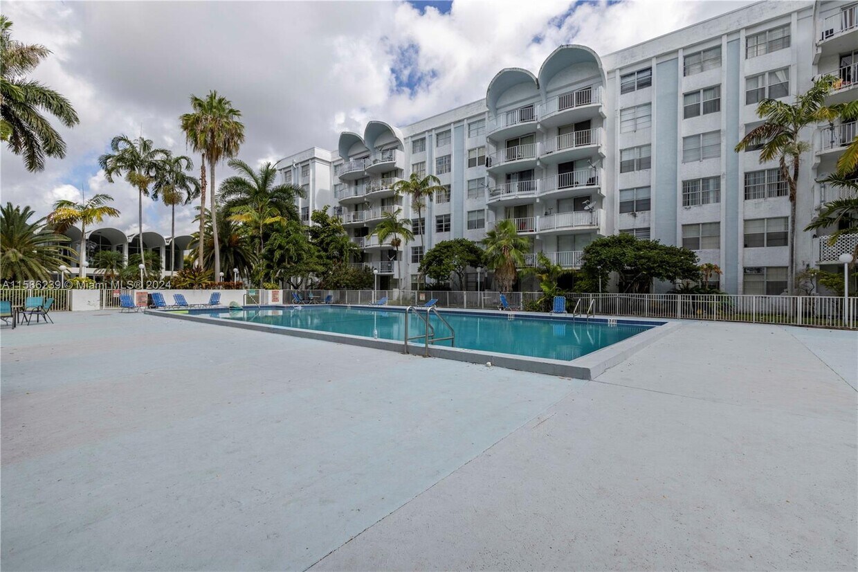 Foto principal - 494 NW 165th St