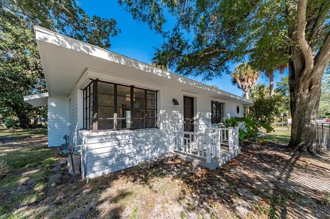 Building Photo - 1104 N Osceola Ave