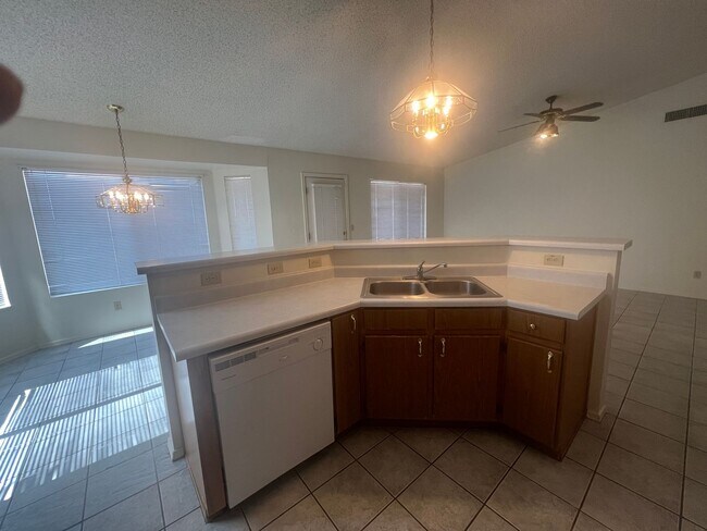 Foto del edificio - NICE 3 BEDROOM IN RITA RANCH WITH GREAT FL...