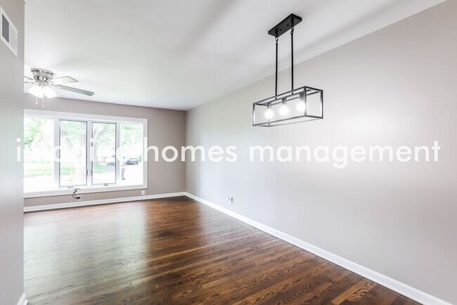 Building Photo - Lovely renovated 3 bedroom home in Kansas ...