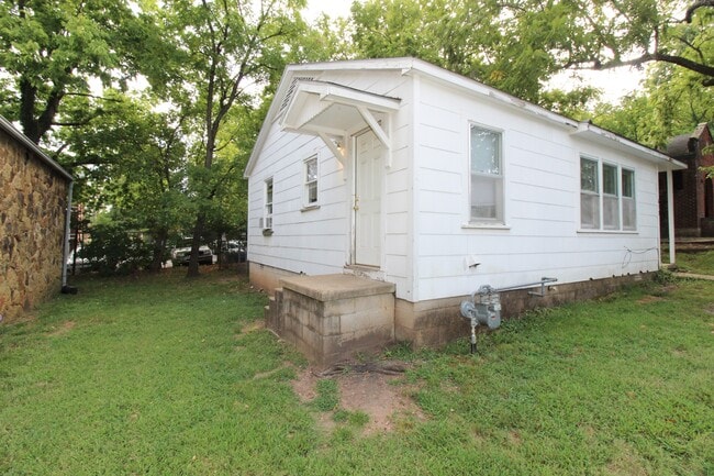 Building Photo - 613 Reagan St