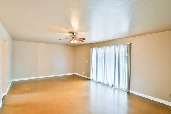 Building Photo - 3643 W Pasadena Ave