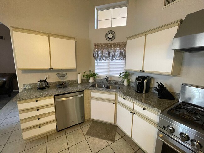 Building Photo - Furnished - Heritage Model - Available for...