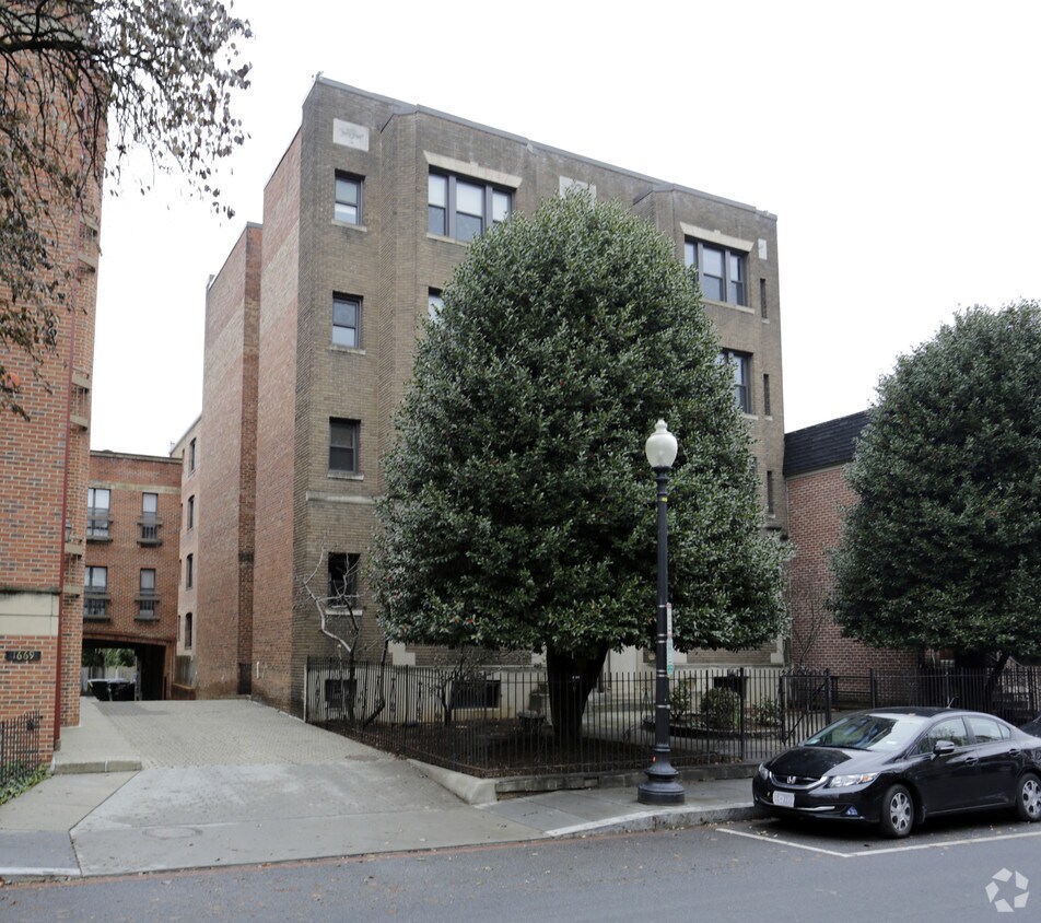 Building Photo - The Lynnbrook