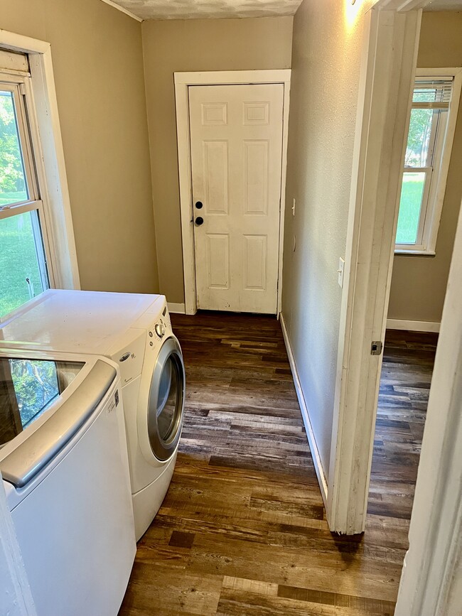 Building Photo - 729 W Cavour Ave