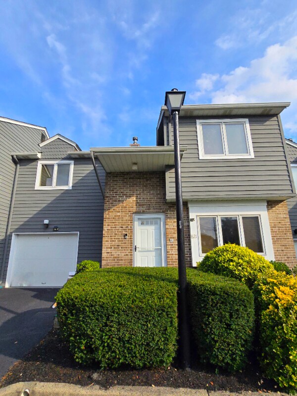 Foto principal - 821-21 Creek Ct