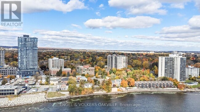 Building Photo - 370 Martha St