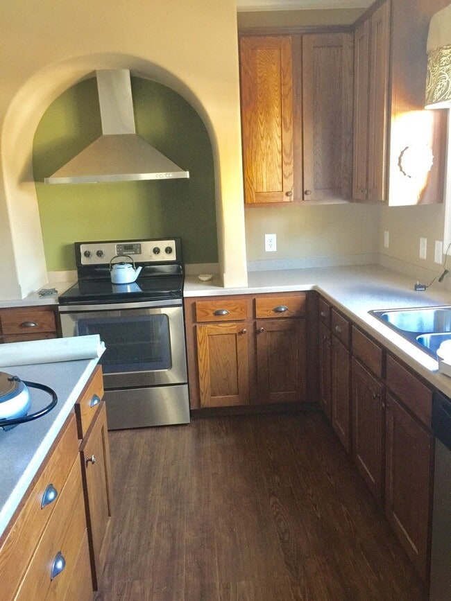 Building Photo - Very Nice Custom-Built Home for Rent in Sy...