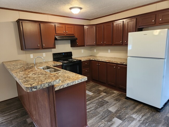 Foto del edificio - 19066 Taylor Rd