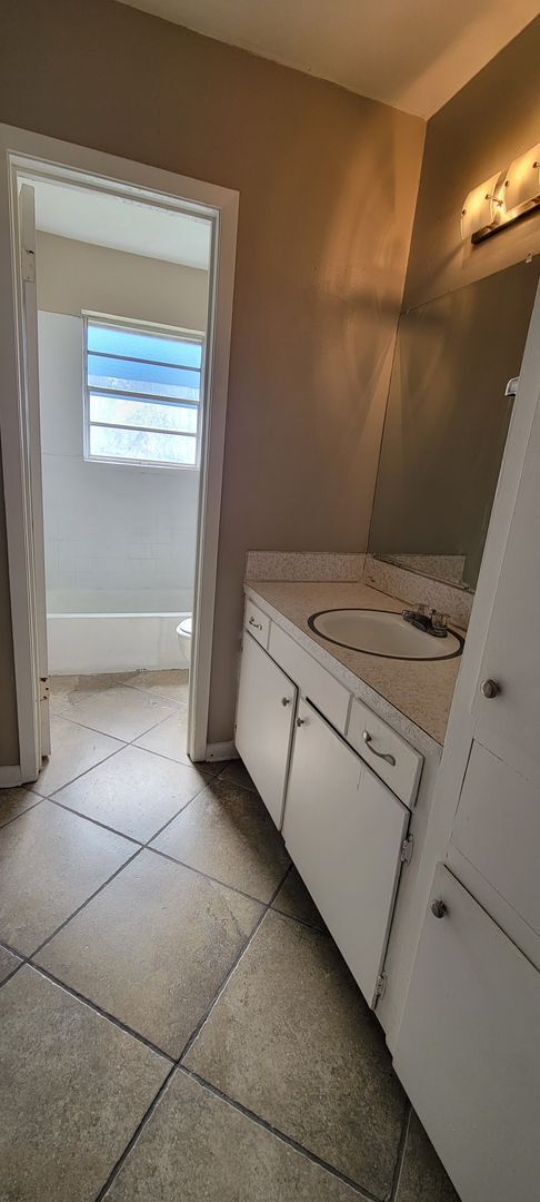 Foto del edificio - Very nice 4 bedroom/2 bath house with oven...