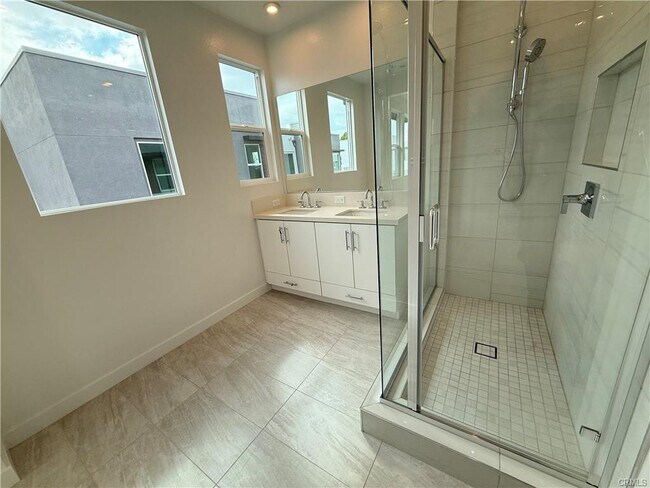 Building Photo - 693 S Lyon St