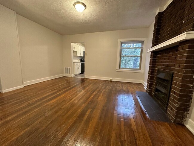 Foto del edificio - Outstanding 3BR Townhome with Lots of Outdoor Space! Give Us a Call for a Tour!