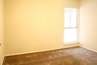 Building Photo - 9 Wolfhound Ln