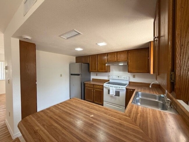 Foto del edificio - 1324 S Ocotillo Dr