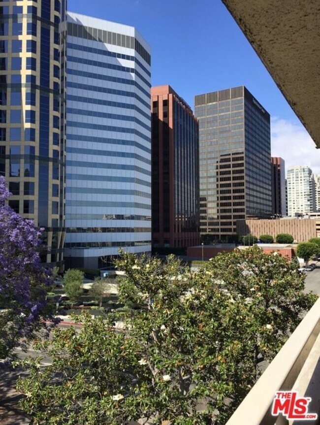 Foto del edificio - 10960 Ashton Ave