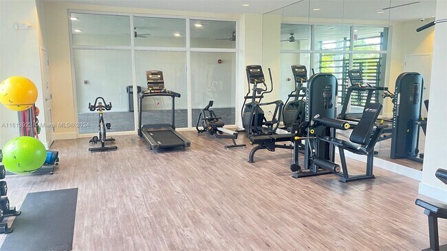 Foto del edificio - 890 N State Rd 7