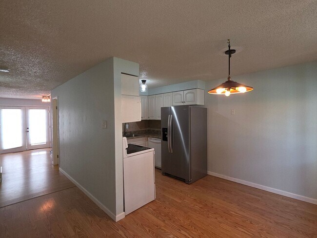 Building Photo - Great 3 Bedroom Townhouse In Aurora!