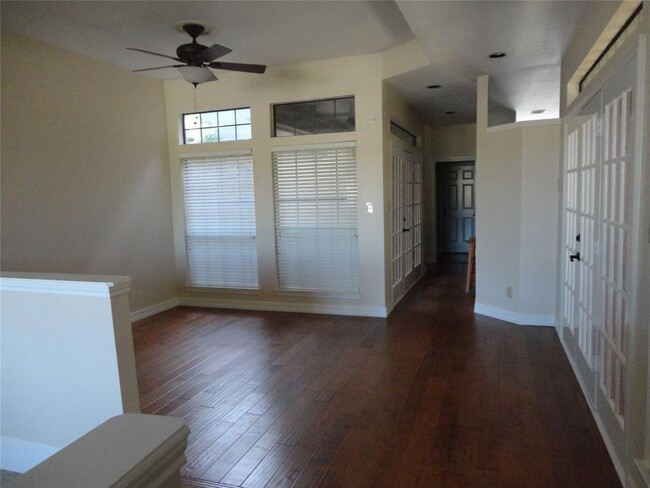 Foto del edificio - 1736 E Peters Colony Rd
