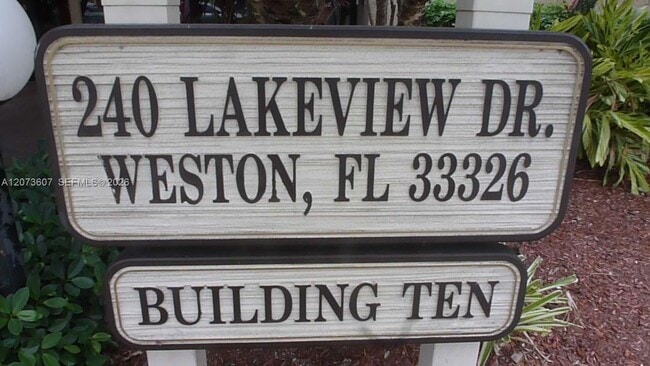 Foto del edificio - 240 Lakeview Dr