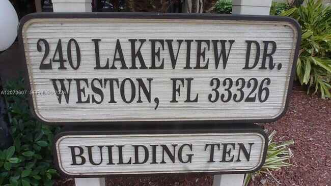 Building Photo - 240 Lakeview Dr