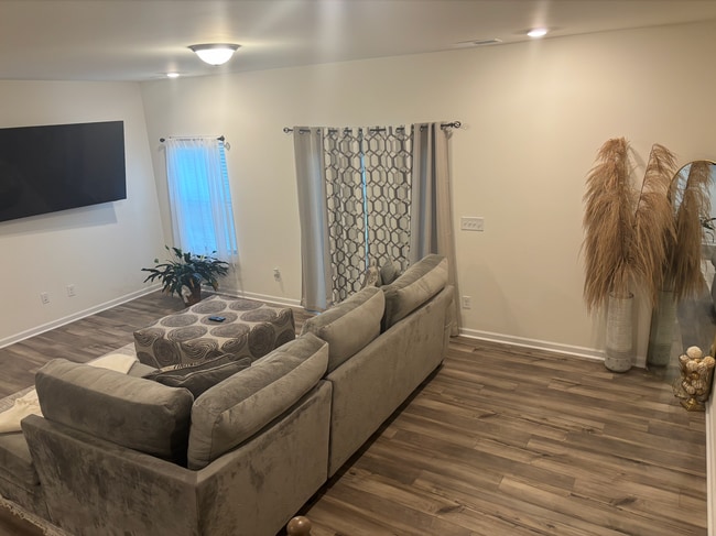 Building Photo - Stunning 3 Bed / 2.5 Bath End Unit Townhome in Prime Concord Location!