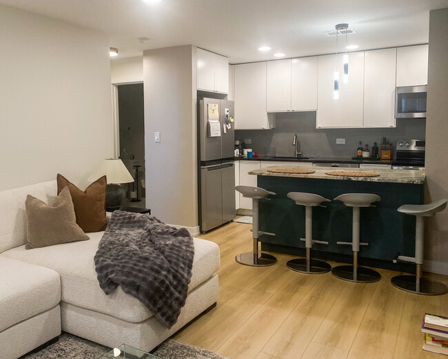 Building Photo - 715 W Central Rd