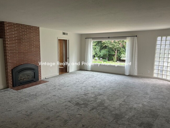 Building Photo - First Time On The Rental Market! Single St...